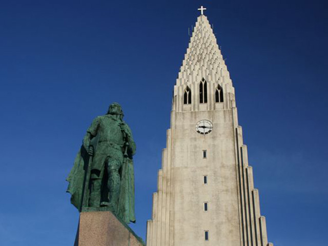 Leifr Eiriksson statue