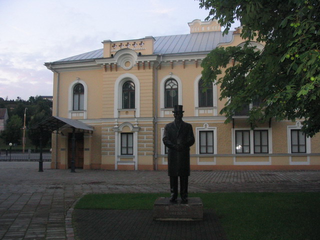 Statue devant le Palais Présidentiel Historique à Kaunas, Lituanie
