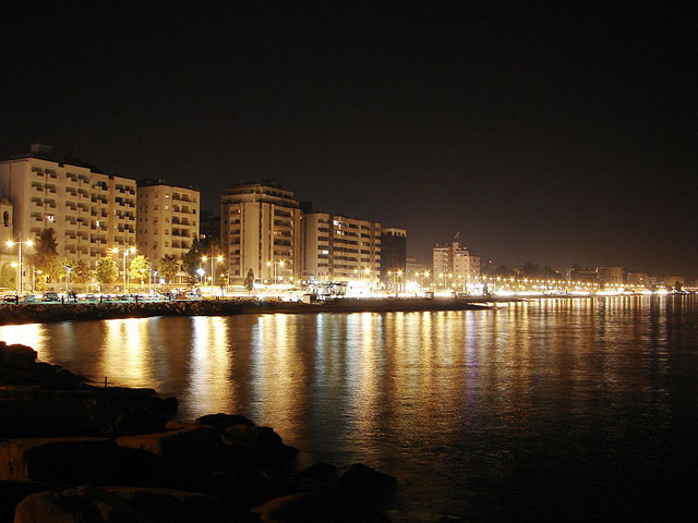 Limassol, le bord de mer de nuit, Chypre