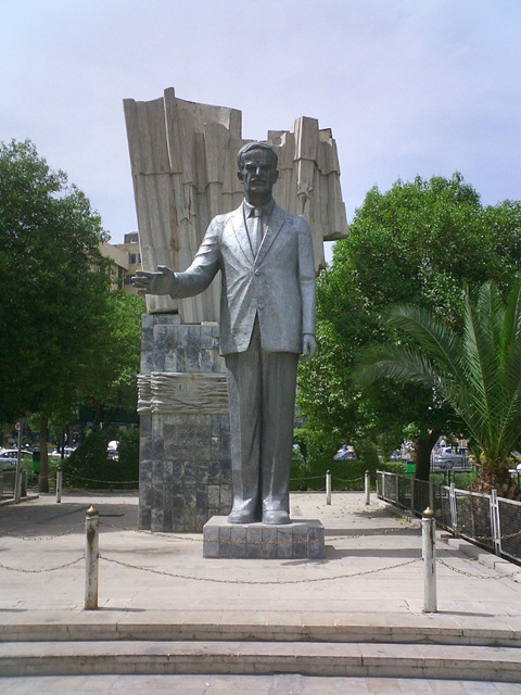Hafez al Assad statue