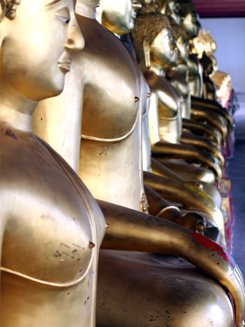 Golden statues alignment