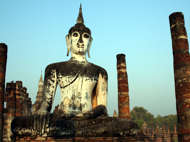 Sitted Buddha, Columns and Chedi