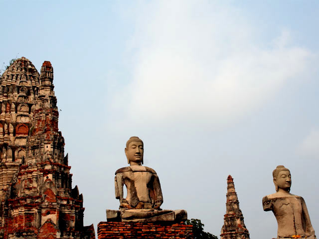 Sitted Buddhas and Chedis