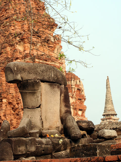 Broken Statue and Chedi