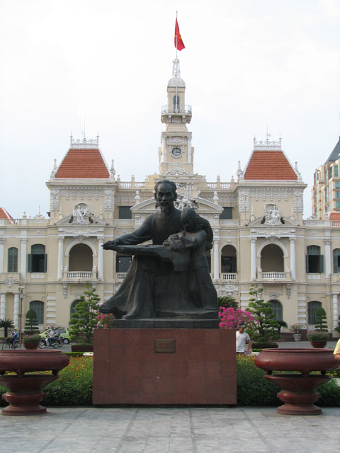 Bac Ho statue