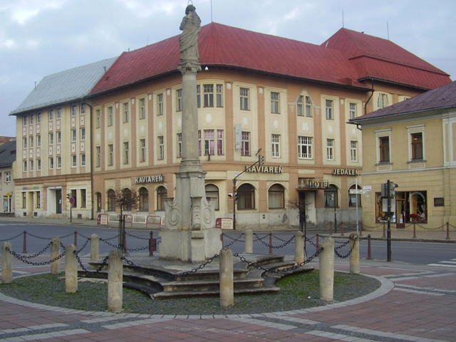Plague column avec l'hôtel Dumbier derrière, Brezno, Slovaquie