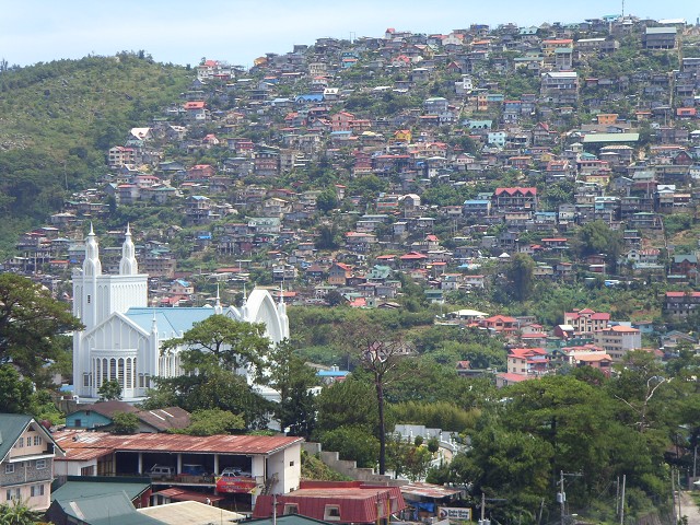 Église à Baguio et vue de Baguio