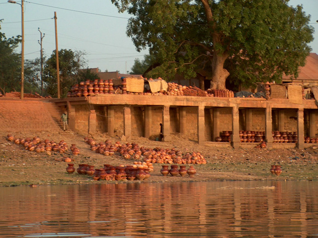 Fabrique de vases le long du Niger à Mopti, Mali