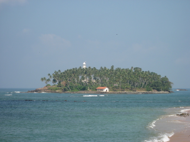 Petite île avec son phare, près de Bentota, Sri Lanka
