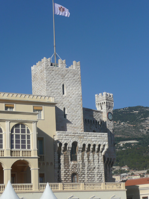 Le palais de Monaco situé en haut du rocher de Monaco, surplombant la mer méditerranée; résidence officielle des princes de la Principauté de Monaco depuis 1297