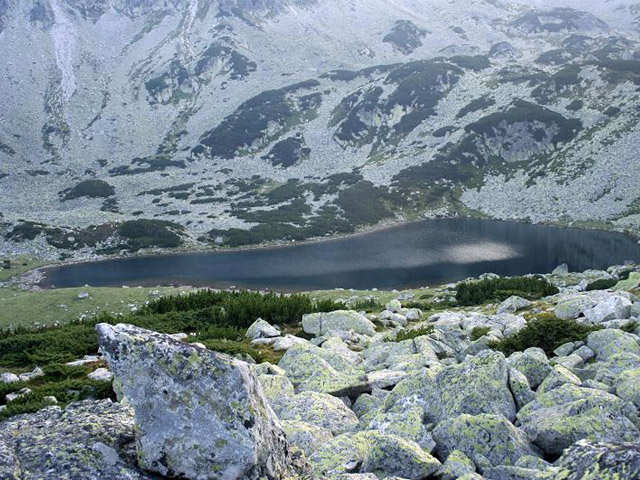 Lac de montagne dans le massif Retezat, Roumanie
