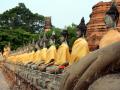 Wat Yai Chai Mongkhon, alignement de statues avec écharpe jaune
